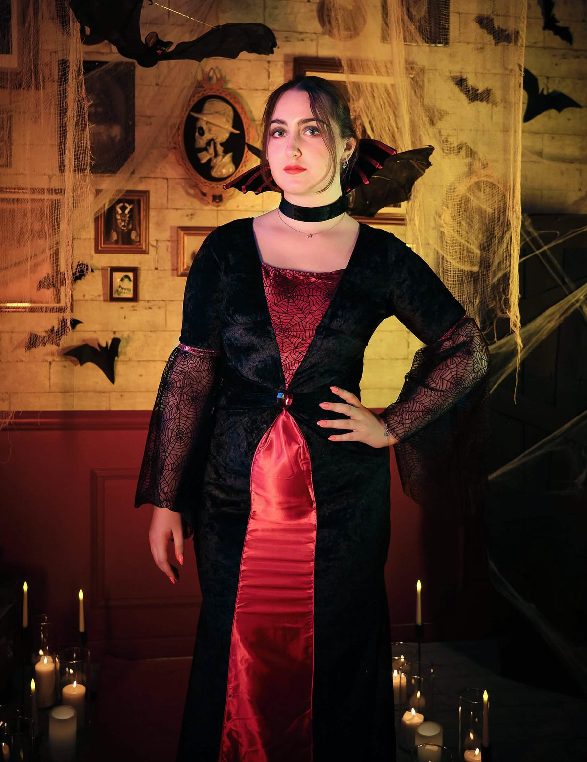 Pogled sprijeda ženskog kostima vampira