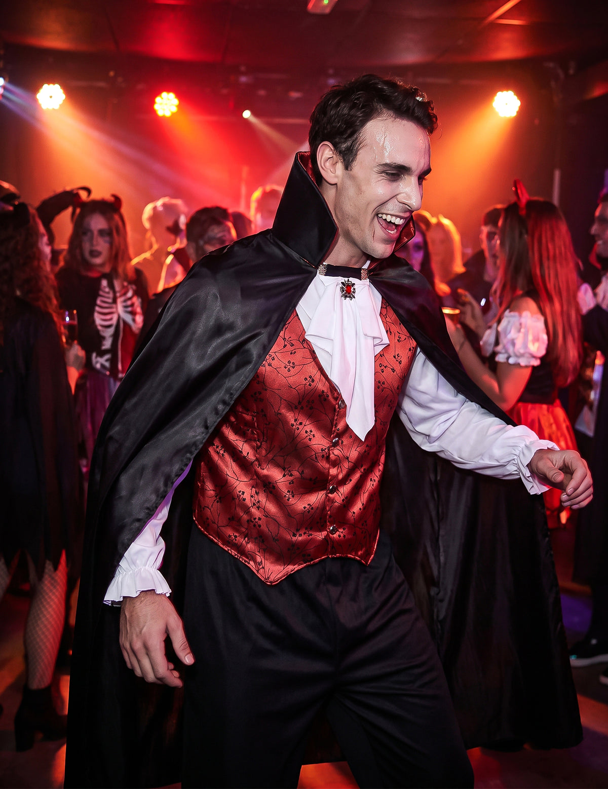 Halloween muški crveni vampir prerušen