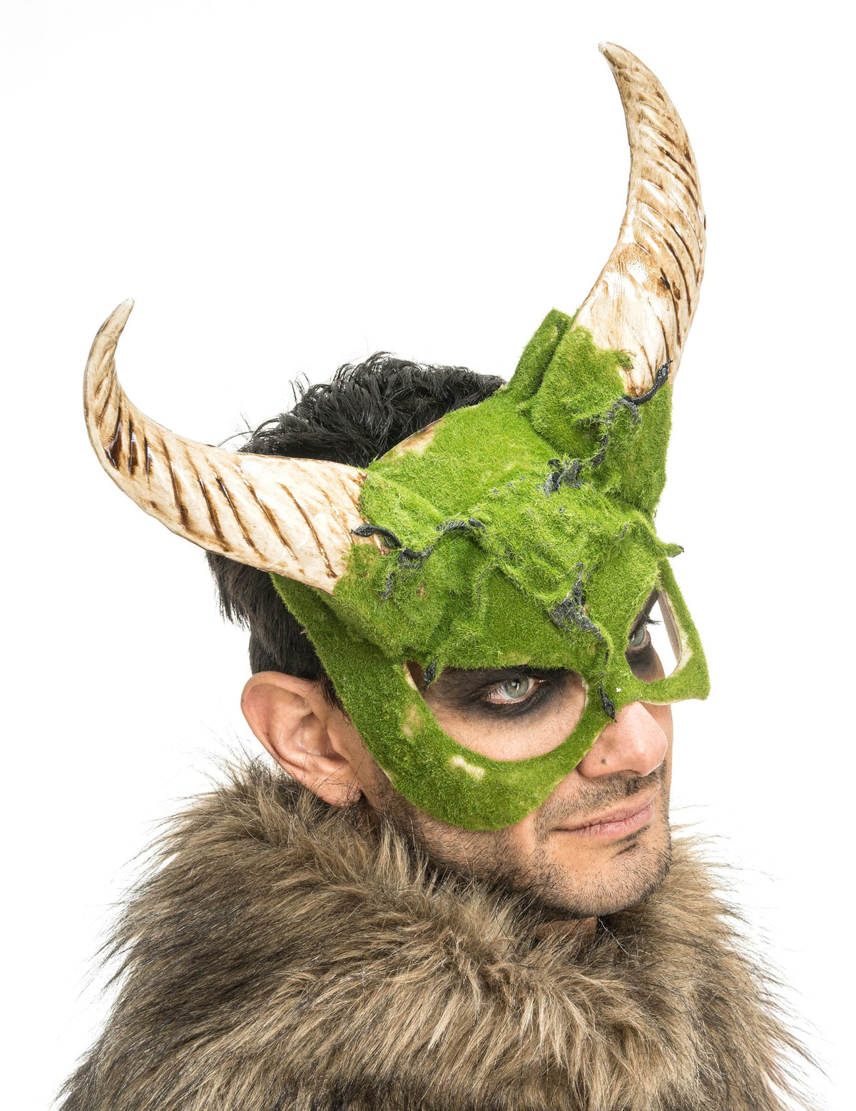 Vue de profil du demi masque de Bête à cornes