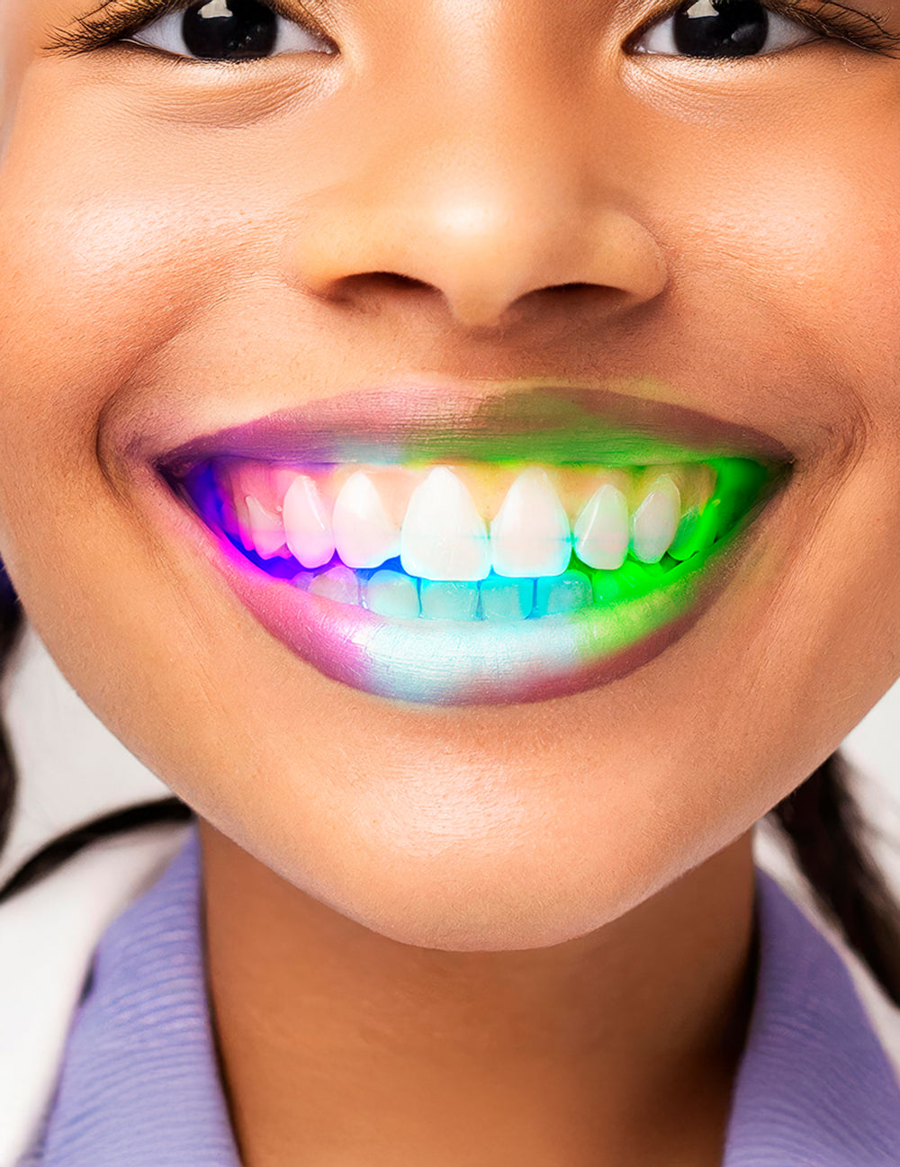 Détail de l'effet lumineux multicolore du dentier lumineux LED pour adulte