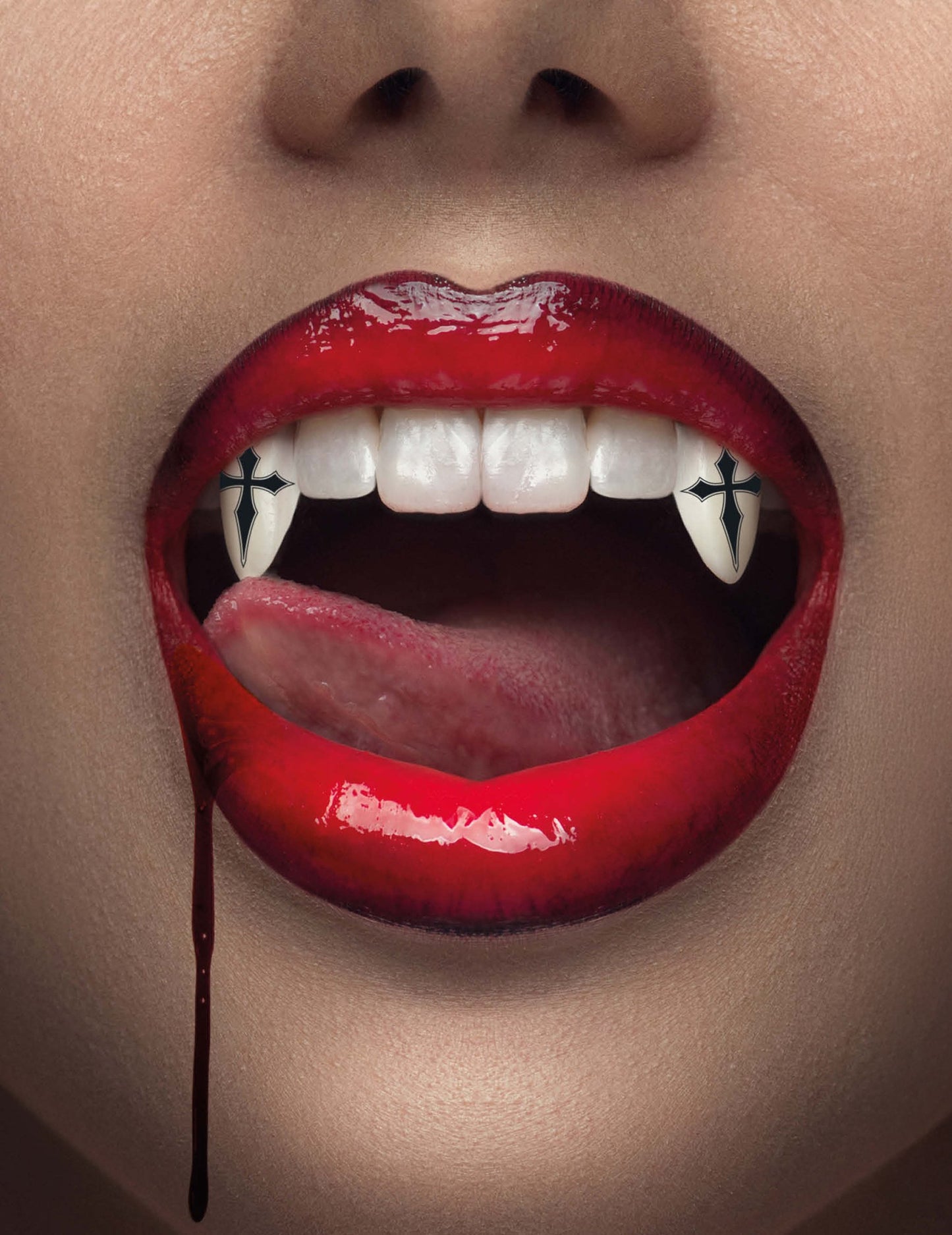 Vampirski zubi s gotičkim križevima