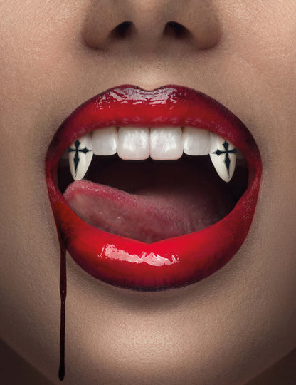 Vampirski zubi s gotičkim križevima