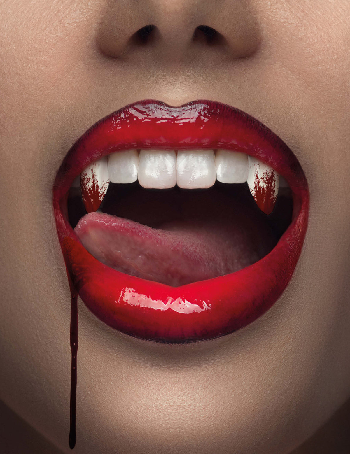 Gros plan sur l'effet ensanglanté des dents de vampire