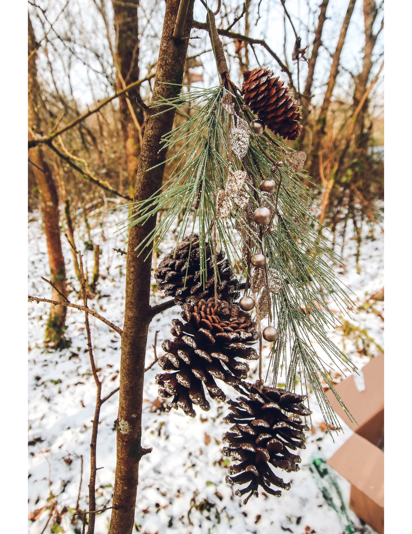 Girlanda sa šišarkama i šampanjac šljokicama 45 cm 