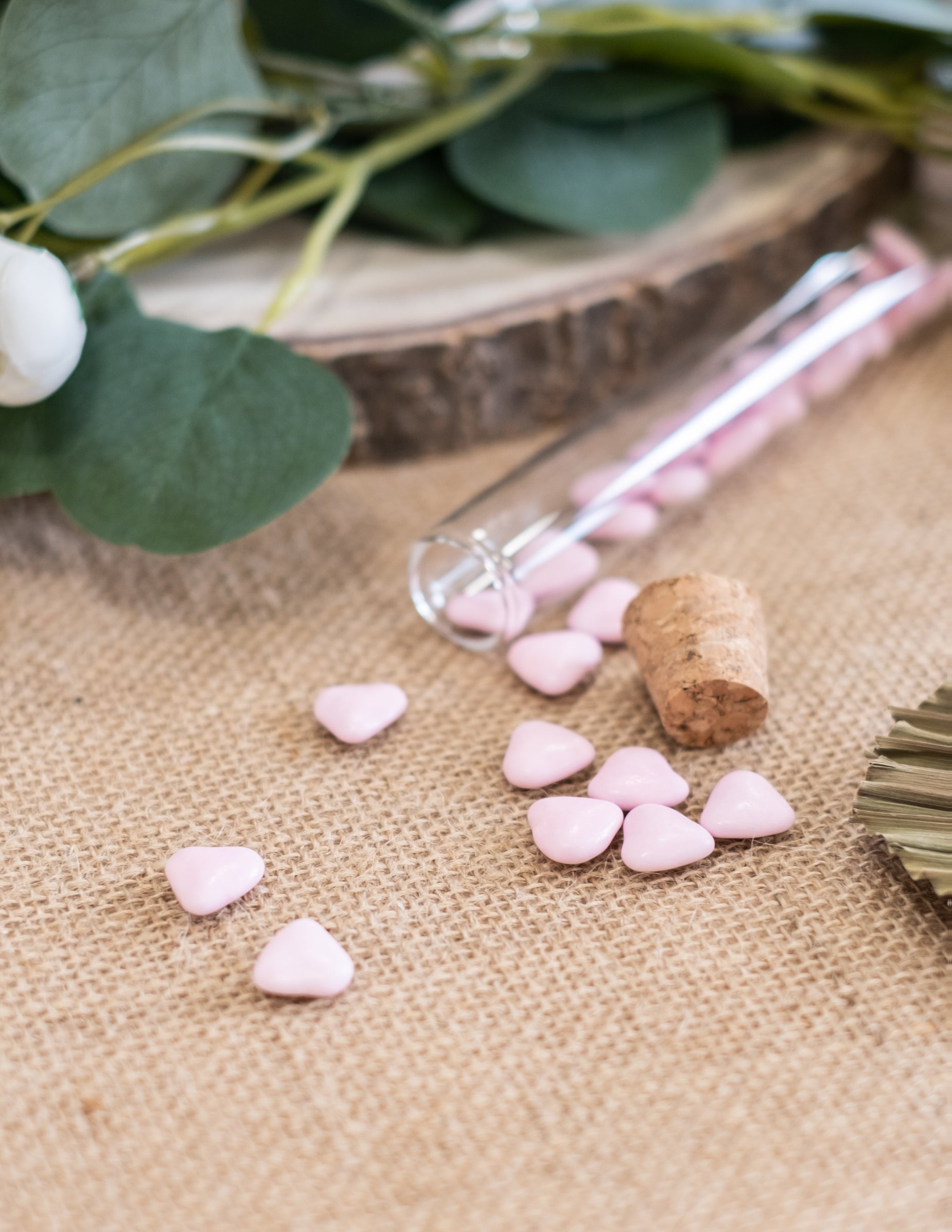 Mise en situation avec éprouvette en verre des dragées mini coeur chocolat pour mariage