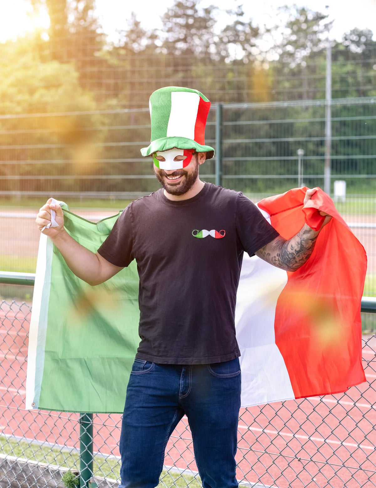 navijač koji maše zastavom italija za navijanje