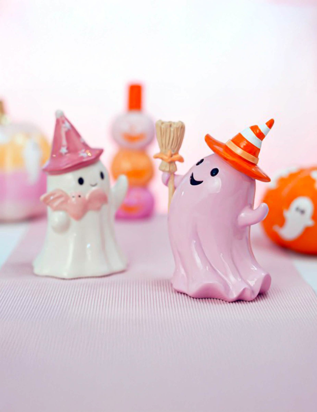 Dekorativni duh Summerween od smole s pastelno ružičastom metlom 12,3 x 8,8 x 15 cm