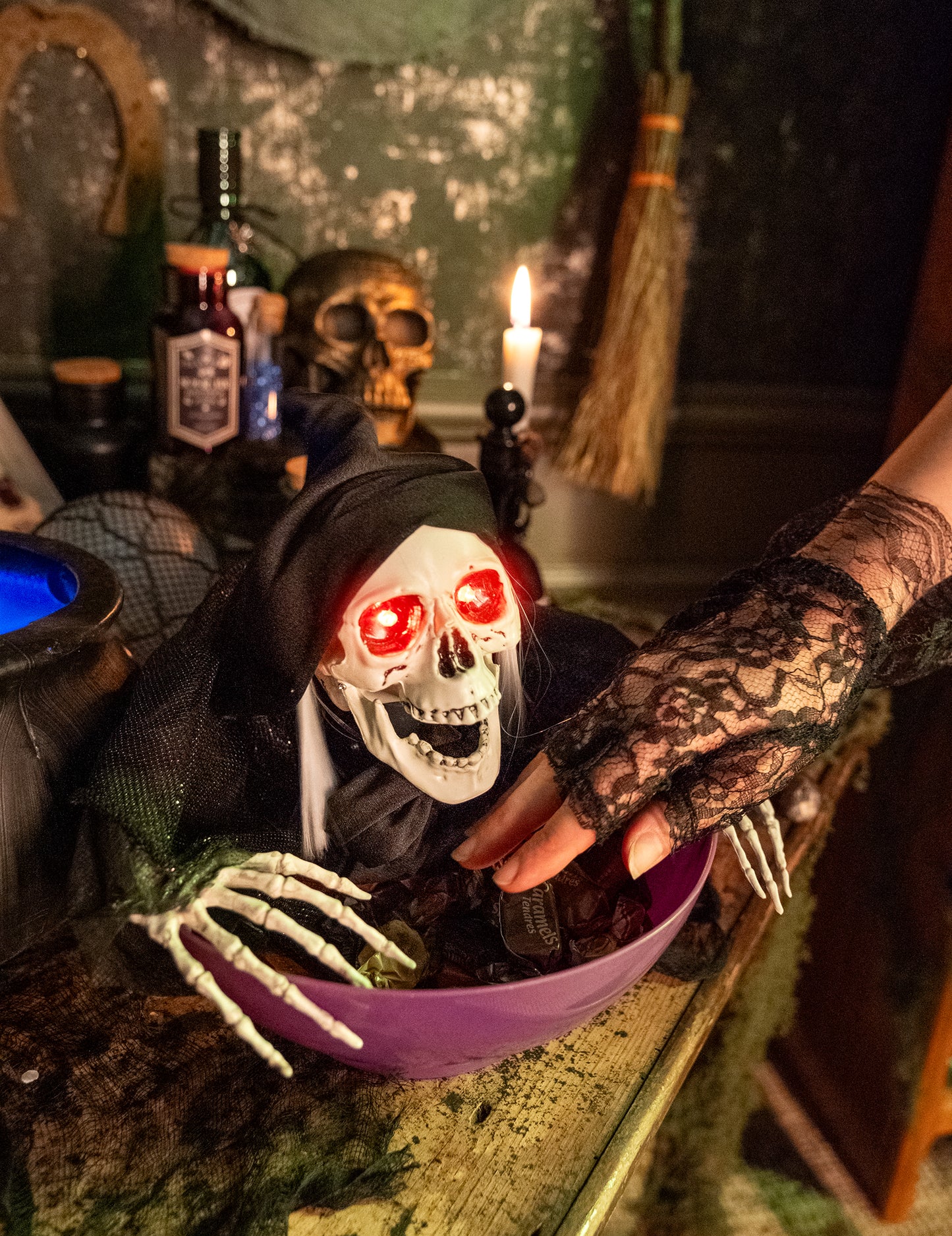 Ghoulish Reaper sa užarenom zdjelom 52 cm