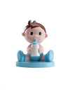 Figurine en résine garçon avec biberon pour baby shower bleu