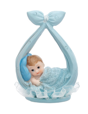 Figurica malog dječaka u plavom šalu 11 cm za krštenje