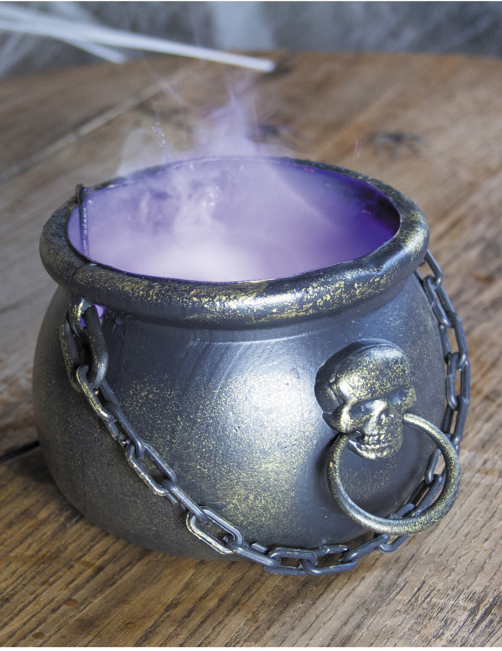 Effet de fumée violette dans un chaudron du Fumée et lumière LED pour décoration