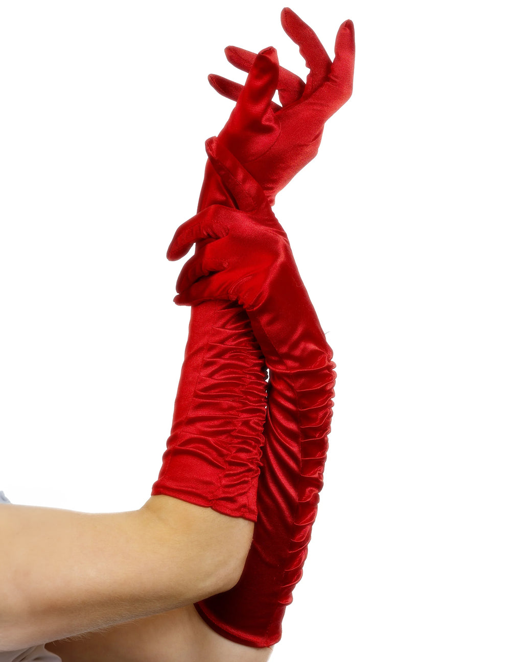 Gros plan sur les mains des gants mi-longs satinés pour femme rouges avec plis