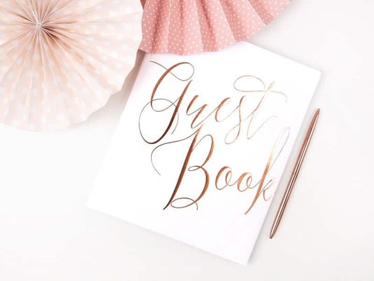 Mise en situation avec stylo et rosaces du guest book pour mariage blanc et rose gold