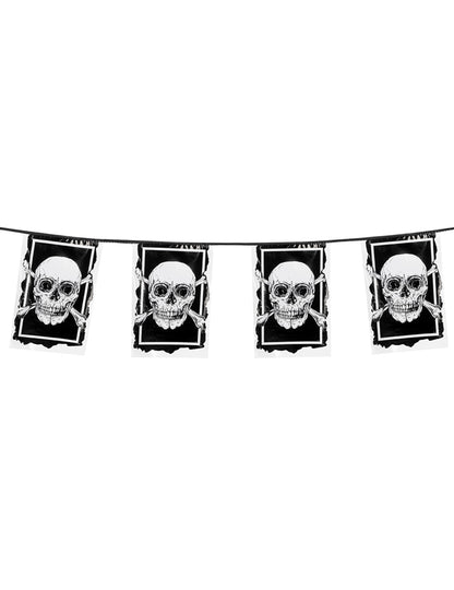 Mise en situation de la guirlande de 10 drapeaux en plastique Pirate Jolly Roger