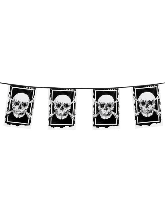 Mise en situation de la guirlande de 10 drapeaux en plastique Pirate Jolly Roger