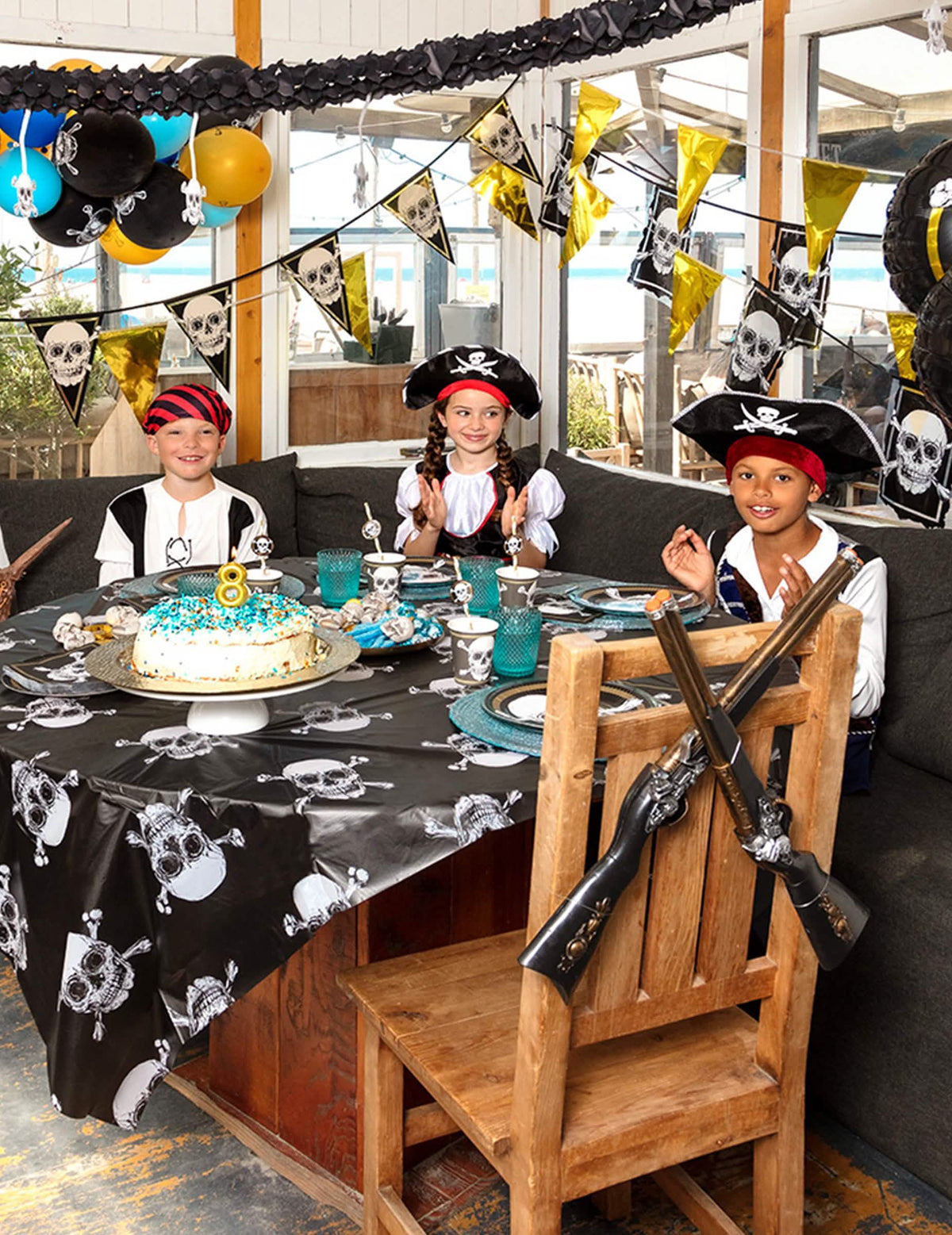 Prikaz plastične girlande s zastavicama Pirate Jolly Roger