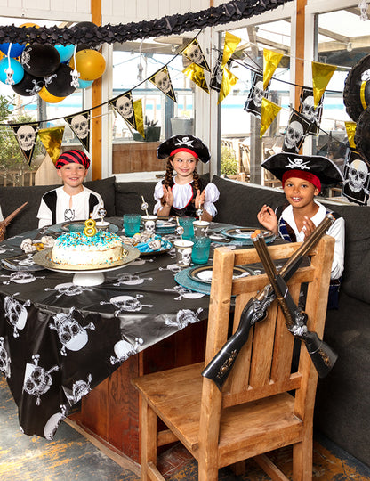 Mise en situation de la guirlande de fanions en plastique Pirate Jolly Roger