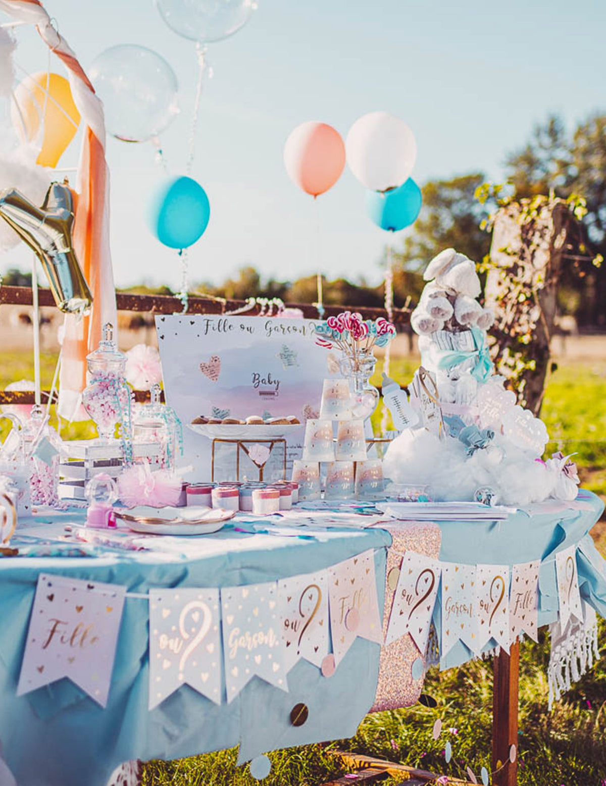 Mise en situation sur une table de fête de la guirlande 11 fanions fille ou garçon pour gender reveal