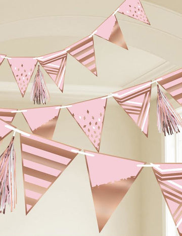 Girlanda od ružičastih zastava s motivima ružičastog zlata i resicama, 2,55 m, rođendanski ukras