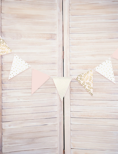 Vue d'ensemble de la guirlande de fanions en carton à motifs dorés pour fête rose et blanche
