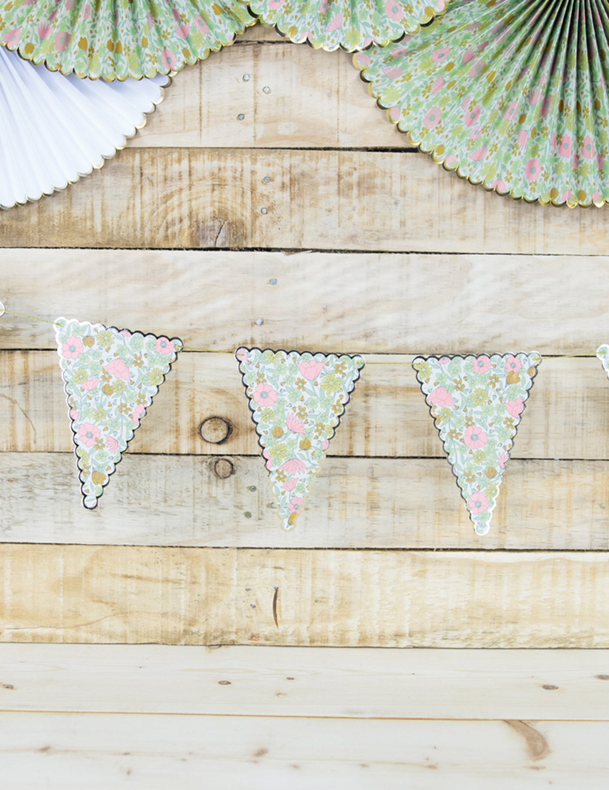 Gros plan sur les fanions de la guirlande de fanions shabby fleurs liberty