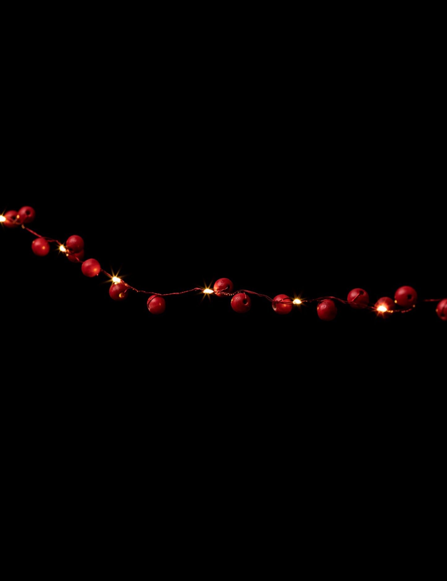 Svjetleća girlanda s crvenim drvenim kuglicama 220 cm 