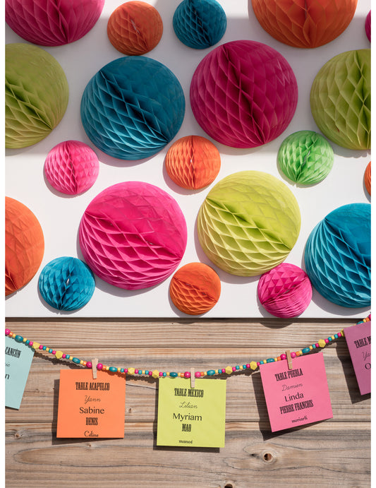 Mise en situation de la guirlande en bois perles et pinces déco photo multicolores
