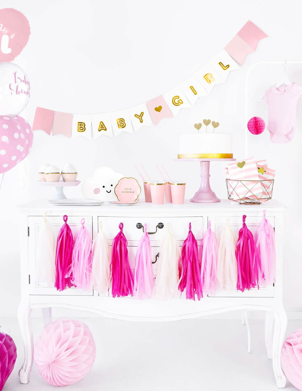 Uređenje stola s girlandom od kartona baby girl za baby shower