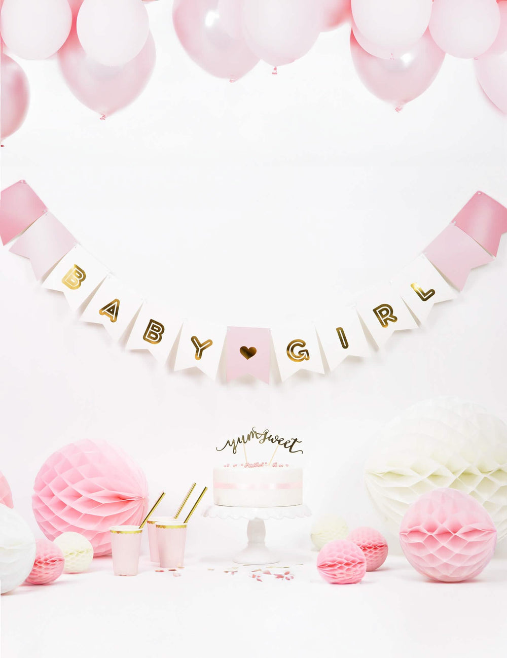 Svečani dekor s tortom i baloni od kartonske girlande baby girl za baby shower