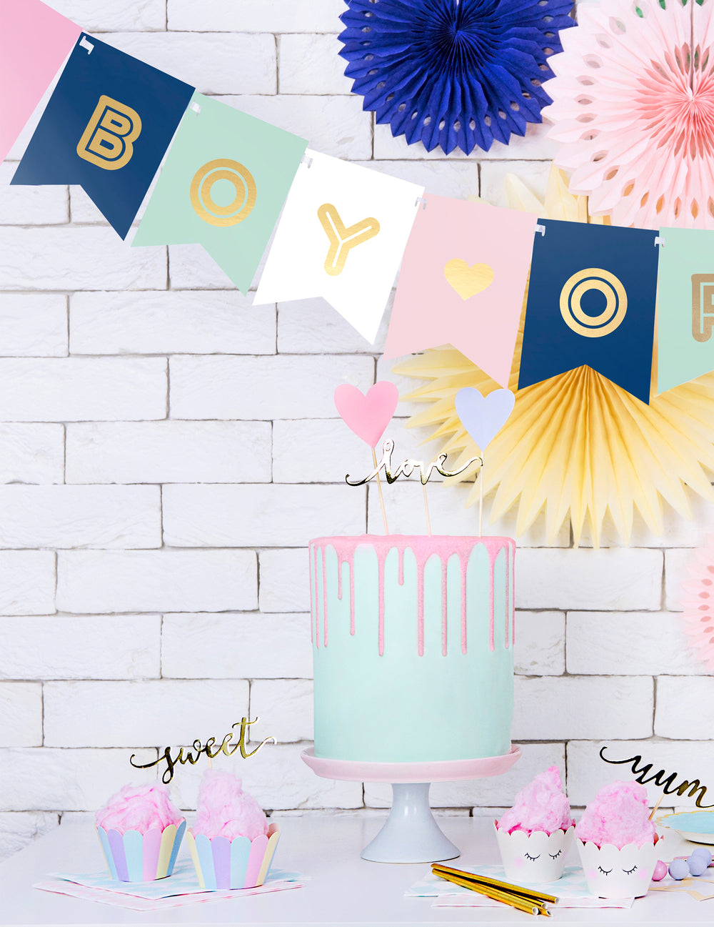 Mise en scène de la guirlande en carton boy or girl pour baby shower