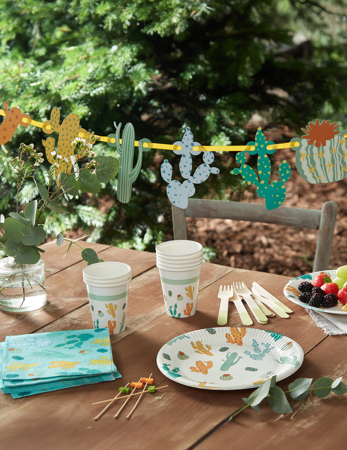 Mise en scène sur une table de fête de la guirlande en carton cactus décoration mexicaine
