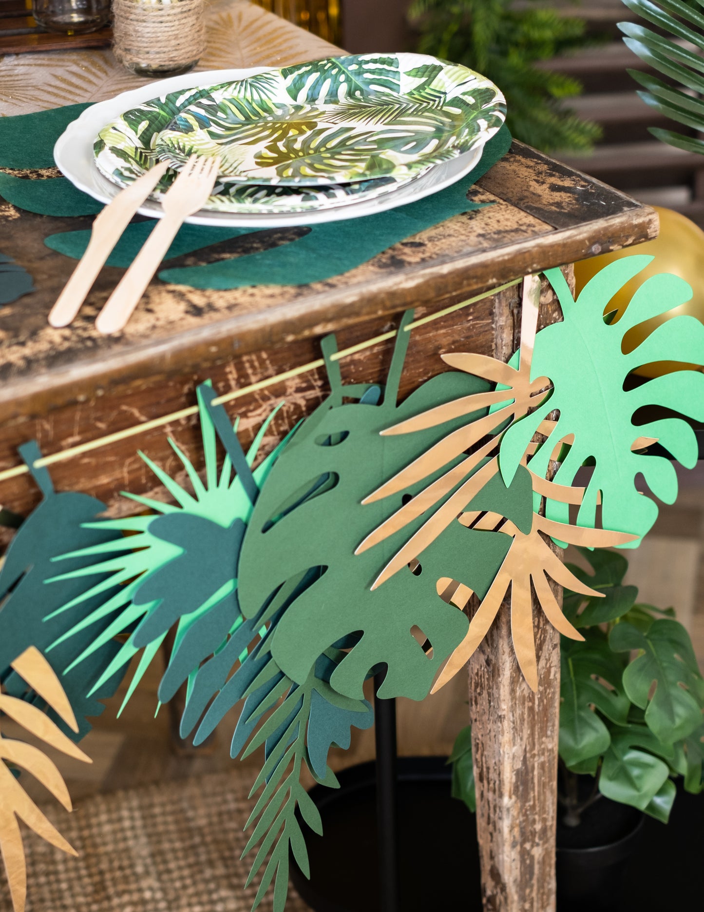 Karton Garland Zlatni tropski listovi i degradirani od zelenih 2 m