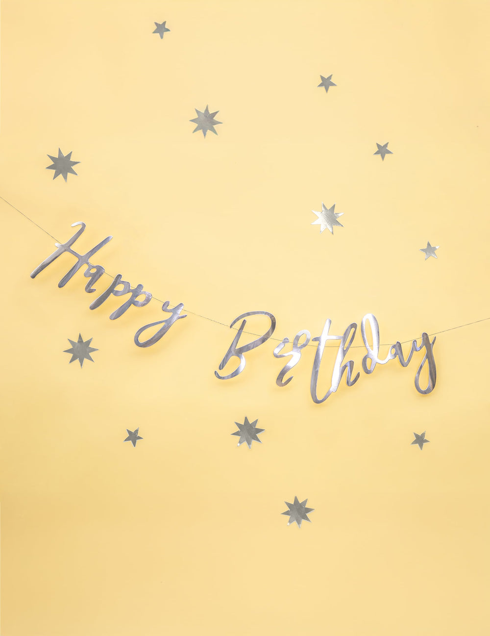 Mise en scène avec étoiles de la guirlande Happy Birthday pour fête argentée métallisée