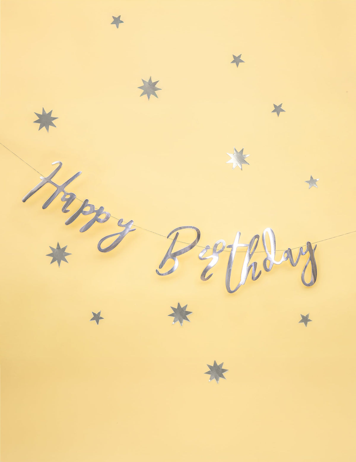 Mise en scène avec étoiles de la guirlande Happy Birthday pour fête argentée métallisée