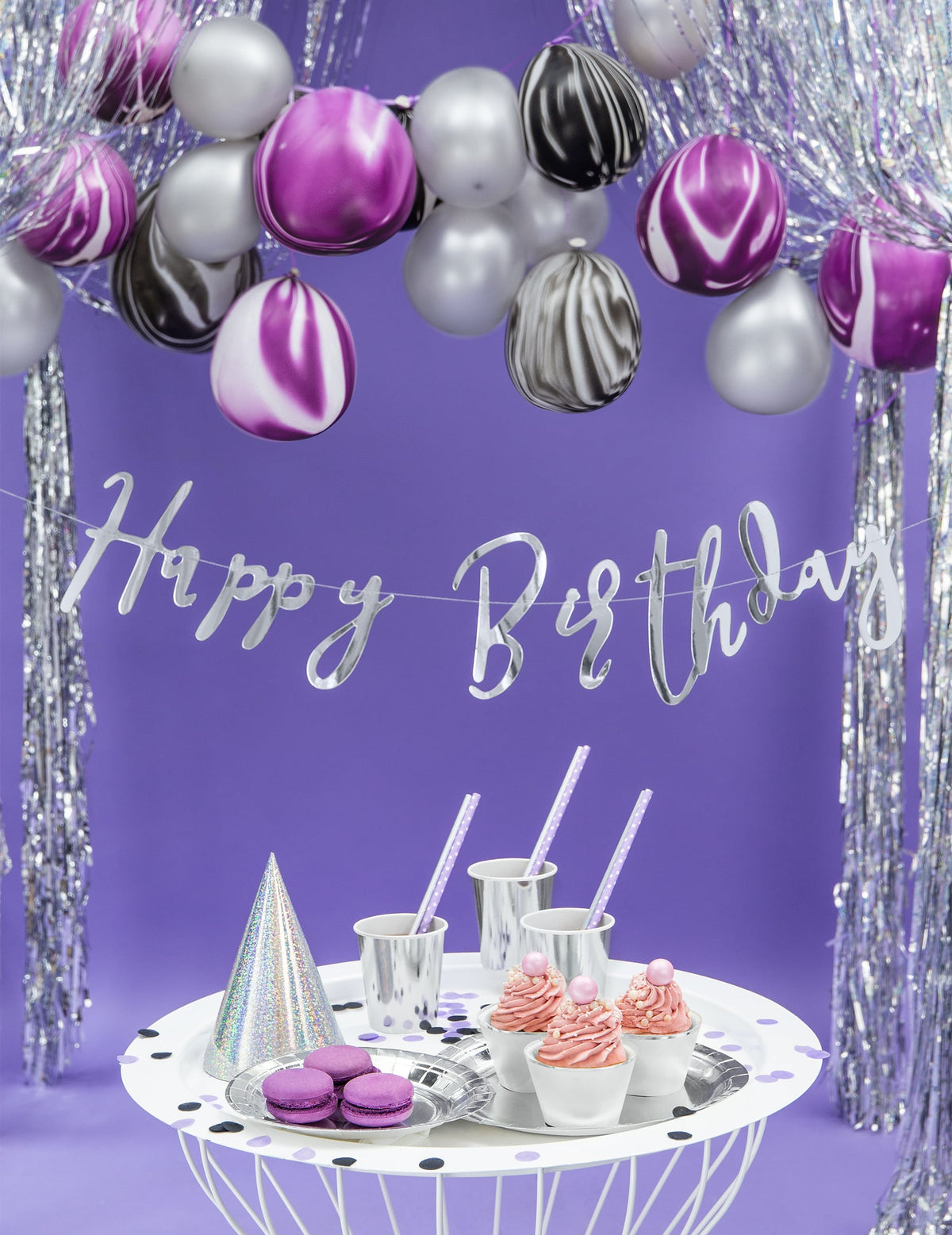 Mise en scène de la guirlande Happy Birthday pour fête argentée métallisée