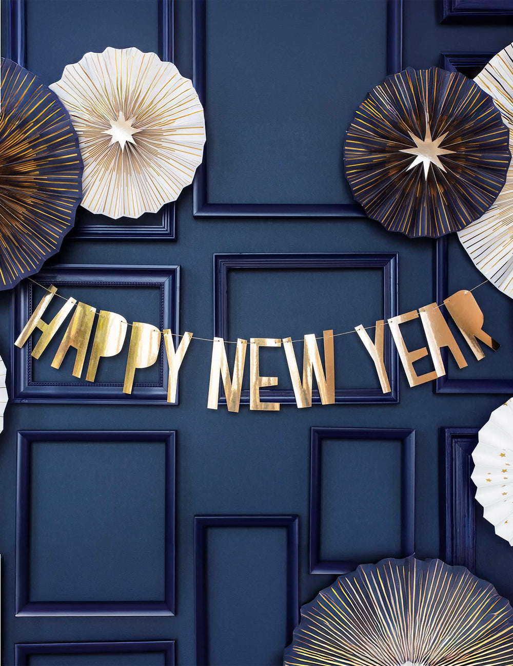 Dekorativno postavljanje kartonske girlande Happy New Year
