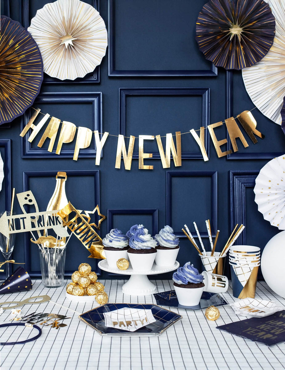 Uređenje svečanog švedskog stola s kartonskim vijencem Happy New Year