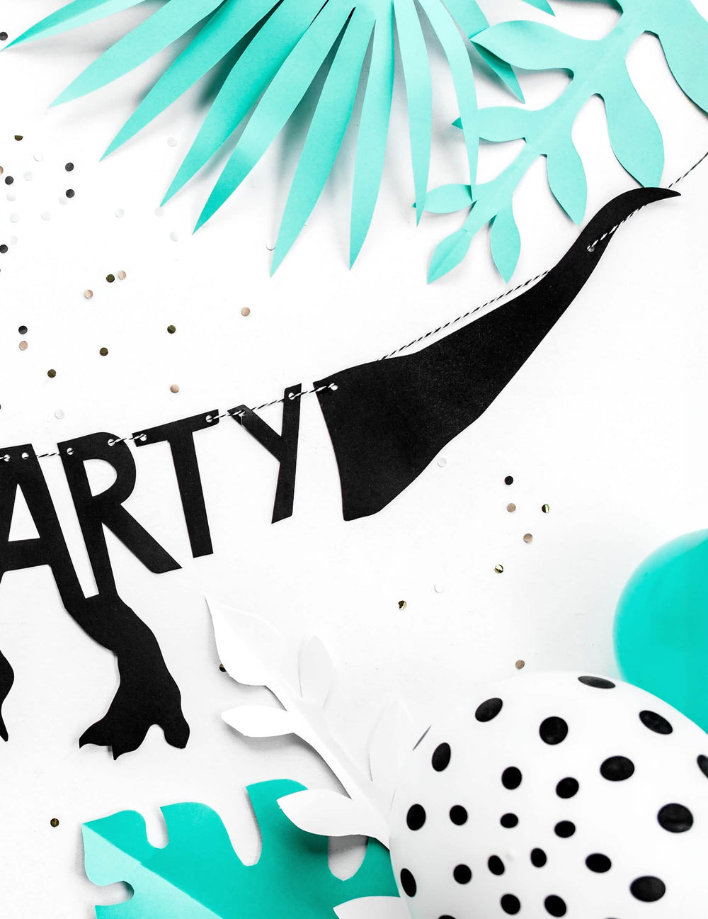 Detalj repa i natpisa ARTY na kartonskoj girlandi dino party kostura