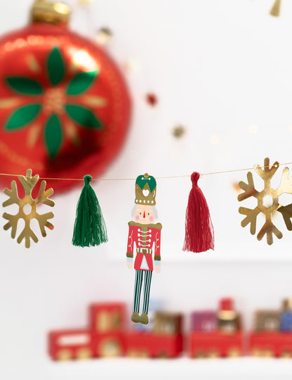 Božićna papirnata girlanda od 2 m s uzorcima Orašara i balerine te pomponima