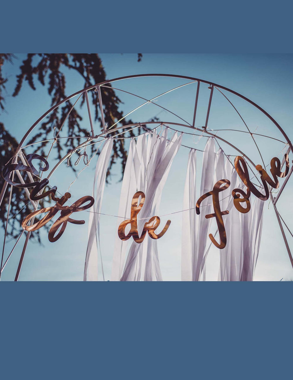 Mise en situation sur une arche de la guirlande EVJF de folie pour femme