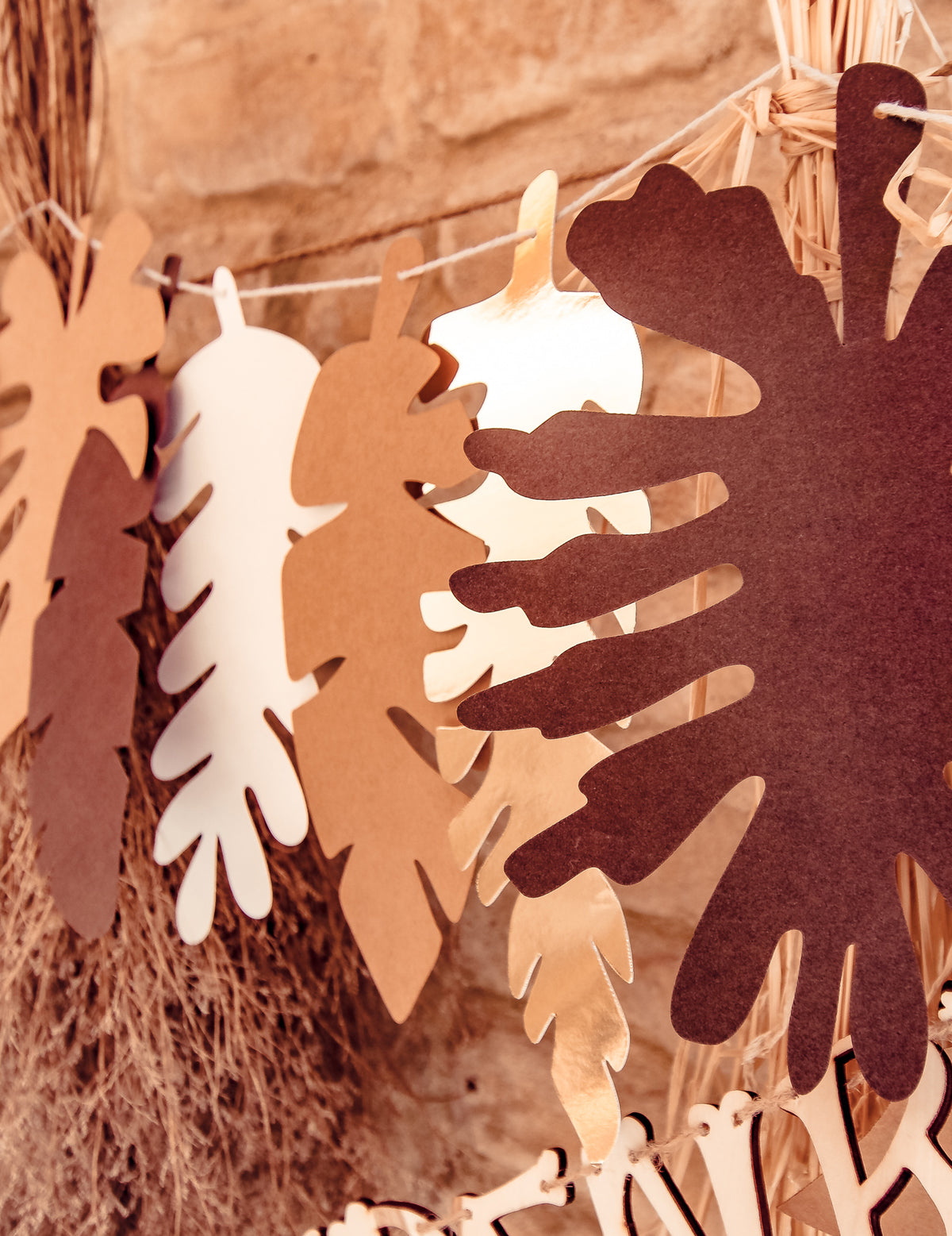 Gros plan sur les feuilles de la guirlande feuilles tropicales pour décoration exotique