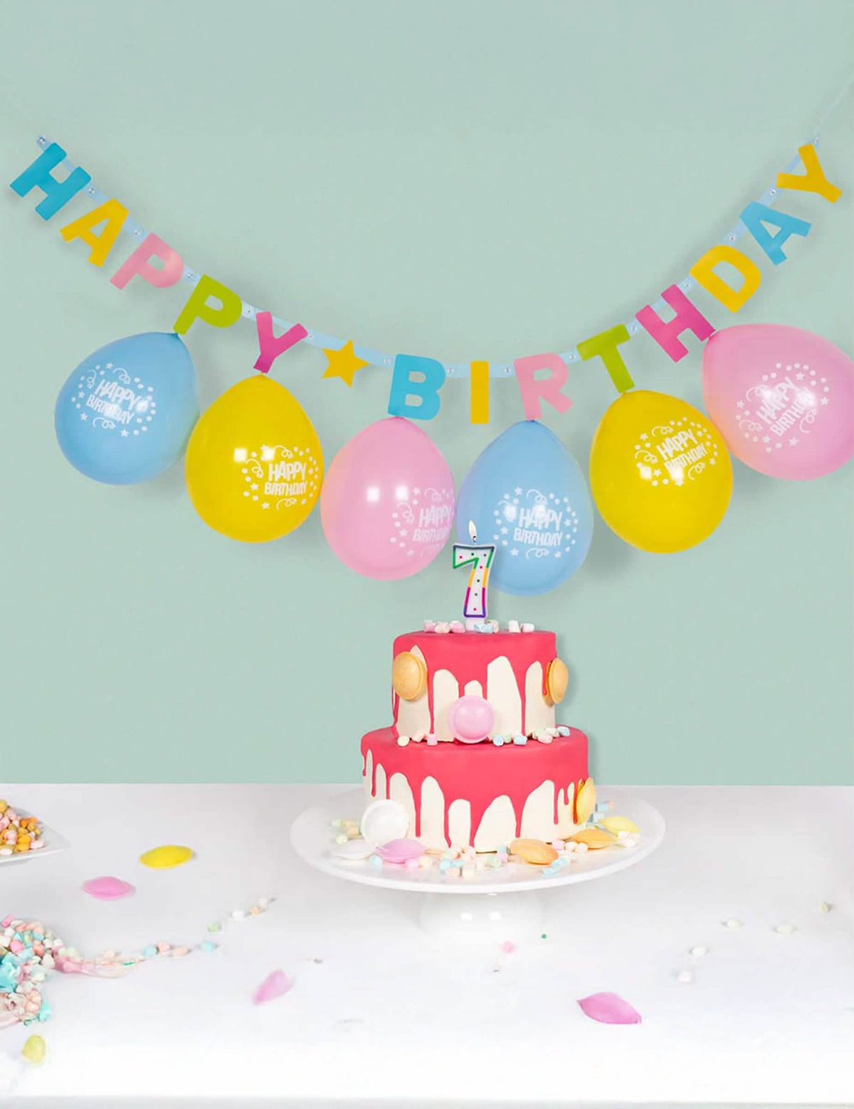 Postava s tortom i baloni od girlande slova Happy Birthday