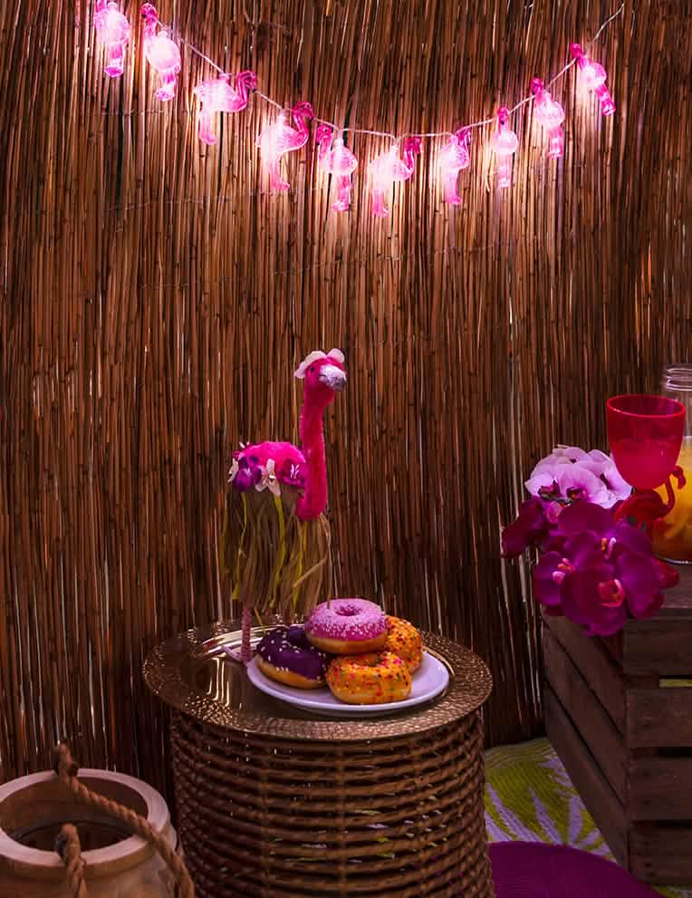 Prikaz svjetleće girlande s ružičastim flamingosima