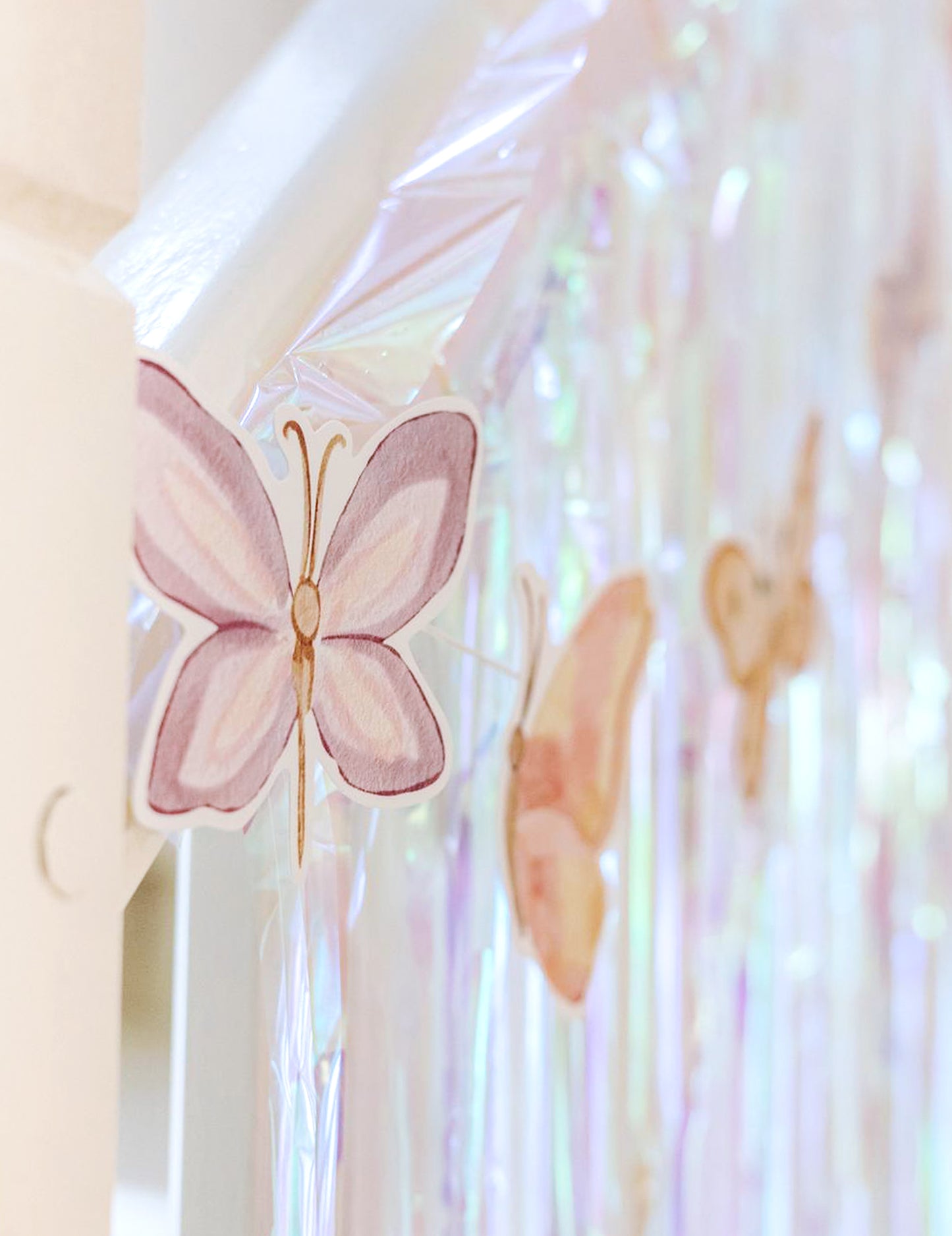 Girlanda od leptira pastelno ružičastog papira 10 cm x 1,5 m čarobna atmosfera