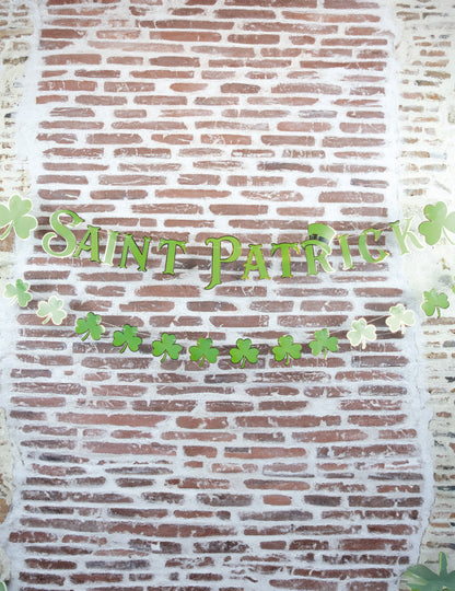 Vue de face du lettrage et des trèfles de la guirlande Saint Patrick