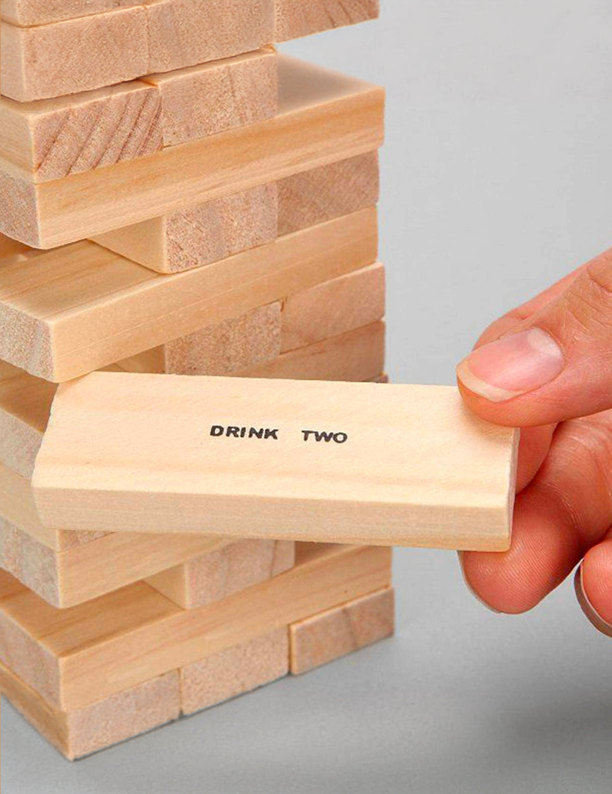 Gros plan sur un bloc avec gage du jeu d'apéro Drunken tower