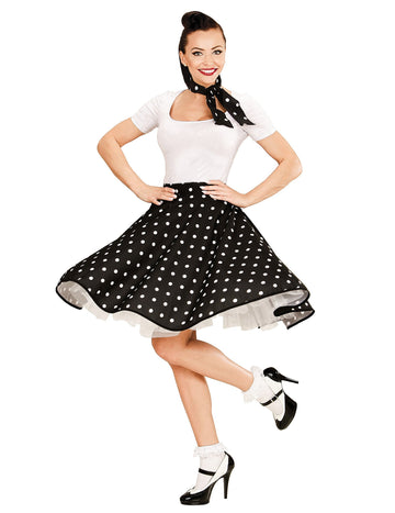 Crna suknja i šal za ženu 1950 -ih