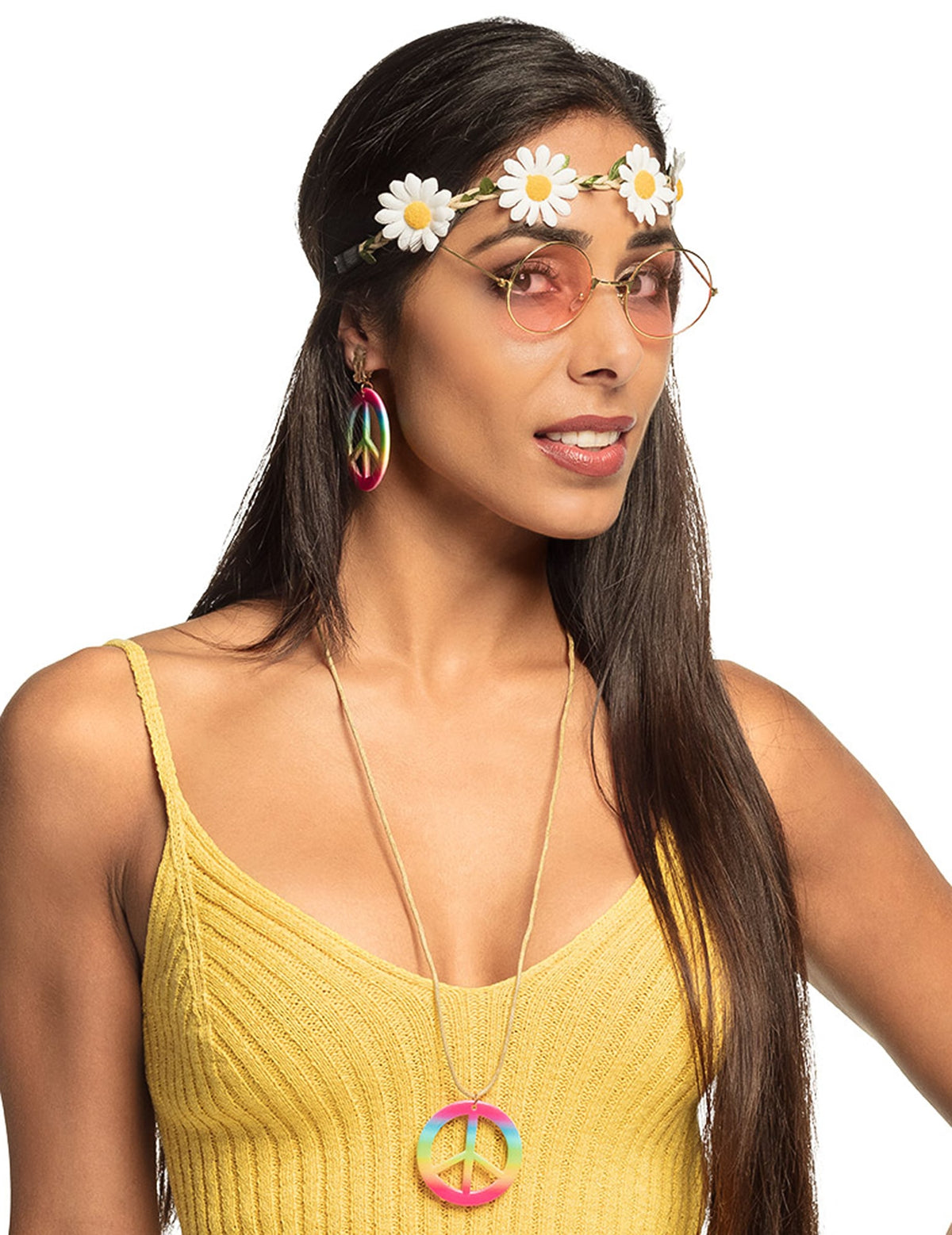 Gros plan sur les bijoux et lunettes du kit accessoires hippie deluxe