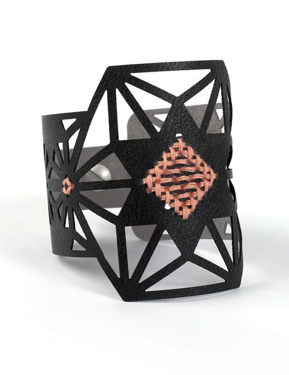 Komplet za vezenje narukvice s motivom zvijezde iz crne kože i ružičasti konac