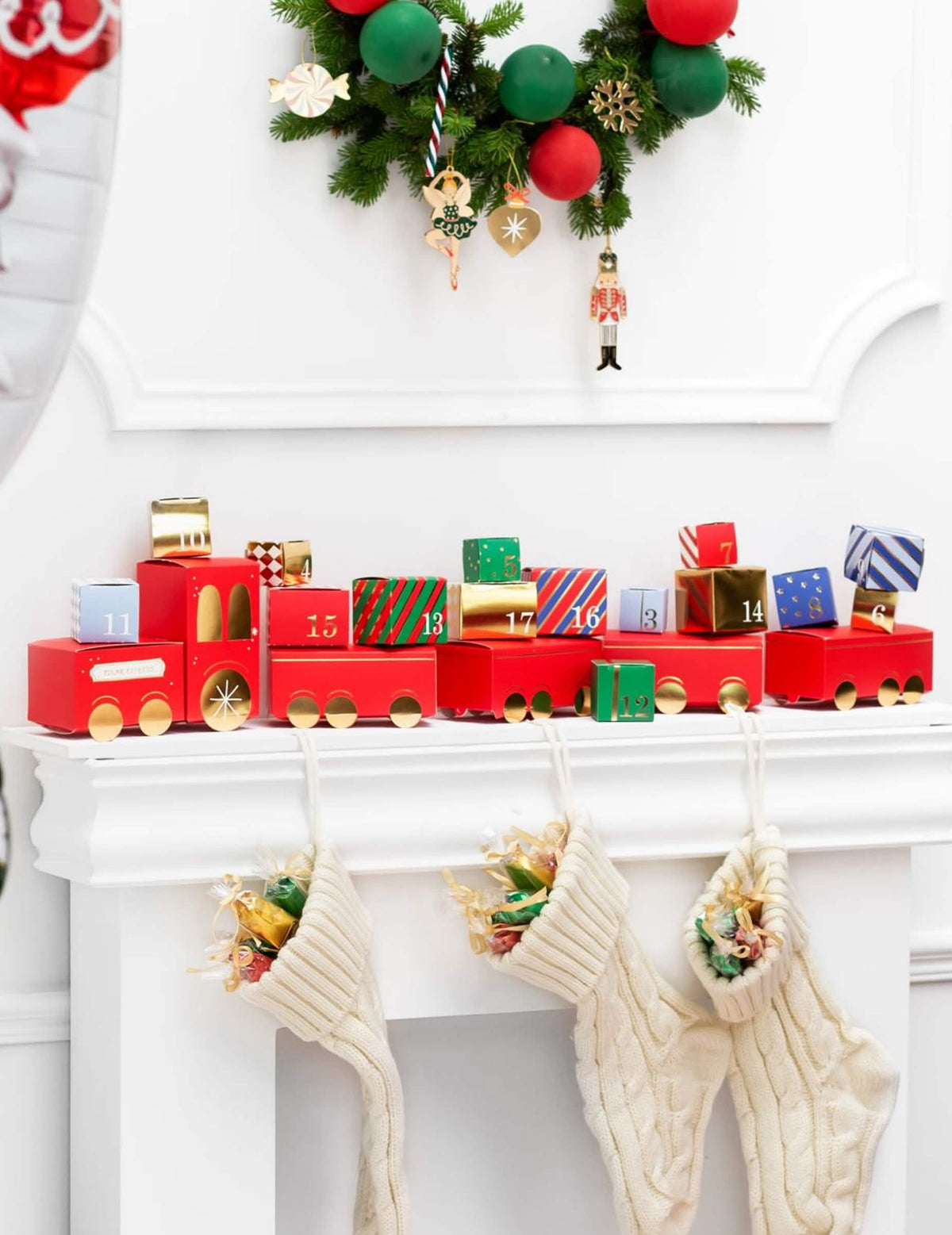 Detalji kutija i dodaci za DIY kit adventskog kalendara božićnog vlaka